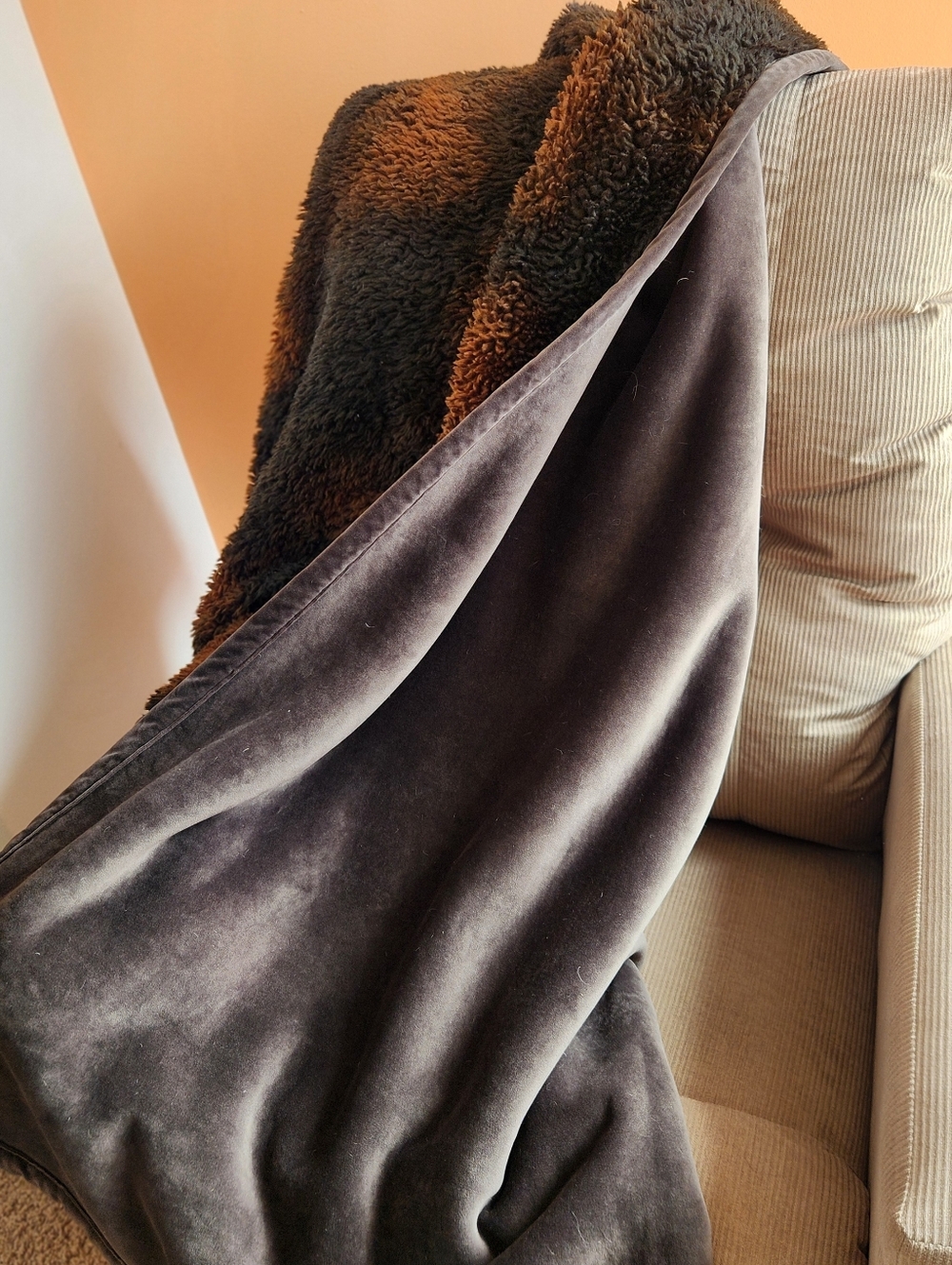 POTTERY BARN Fleece Blanket Throw Black Reversible Ombre Faux Fur Cozy 50 x 60 - Picture 3 of 11